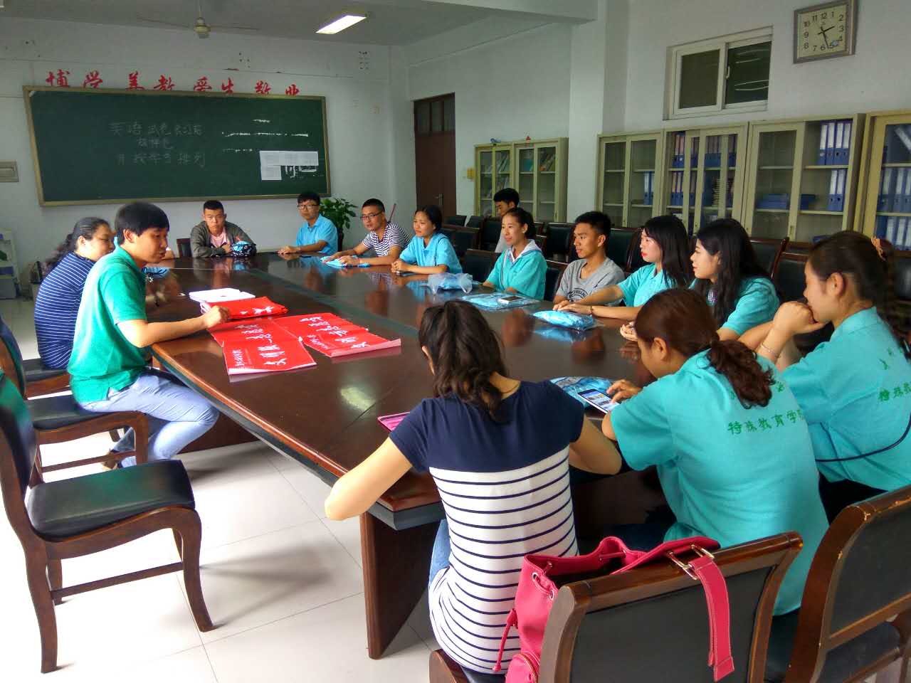 两院带队老师与志愿者开出征前准备会