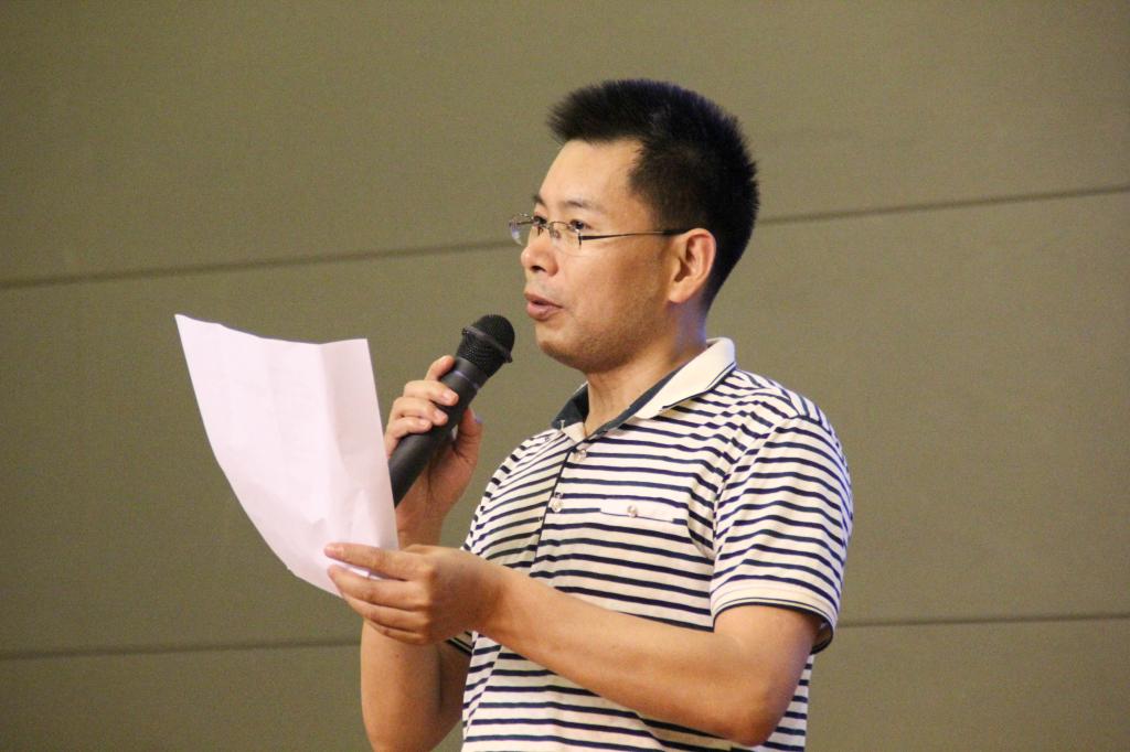 公司党总支书记谭笑风诗朗诵