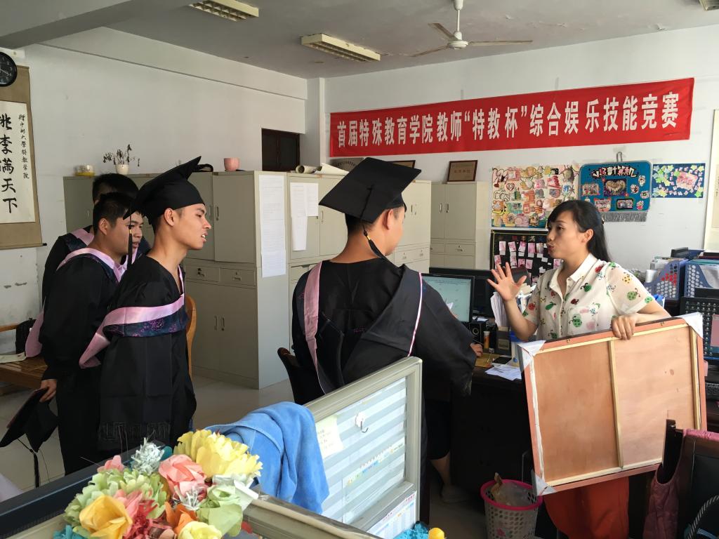 毕业班员工和辅导员话别