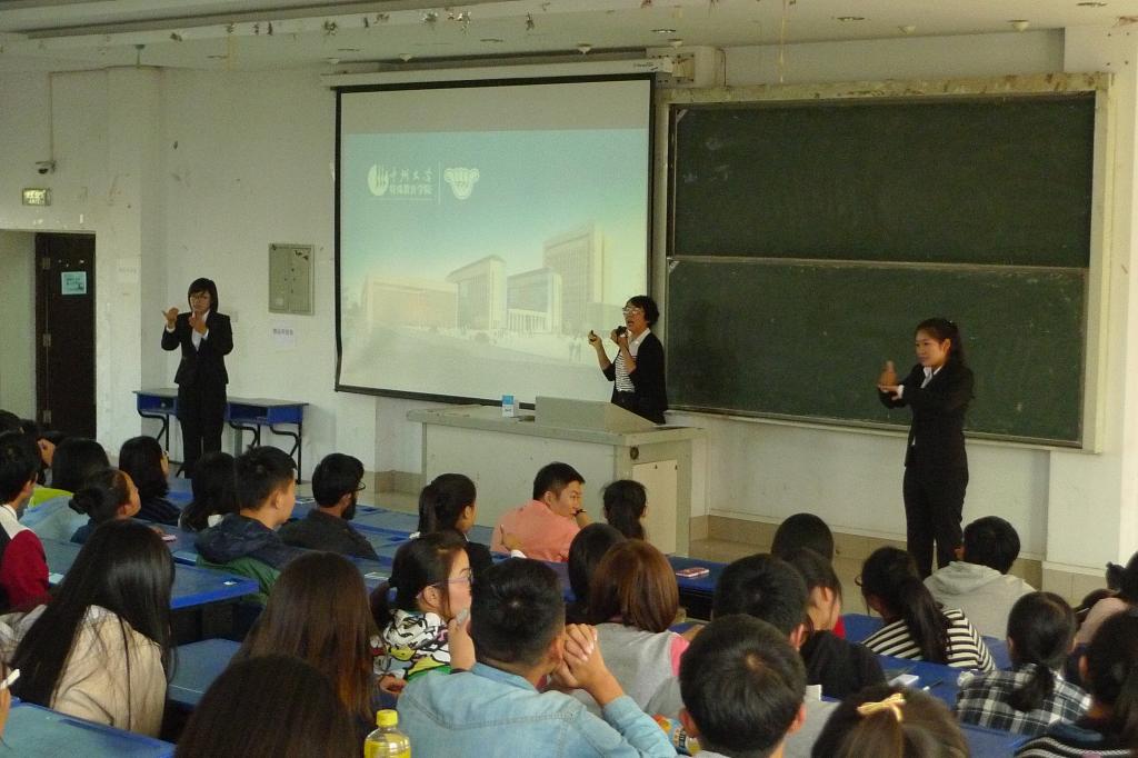 孟繁玲经理介绍学院情况
