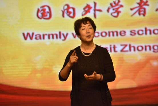 球速体育经理孟繁玲在用手语做报告