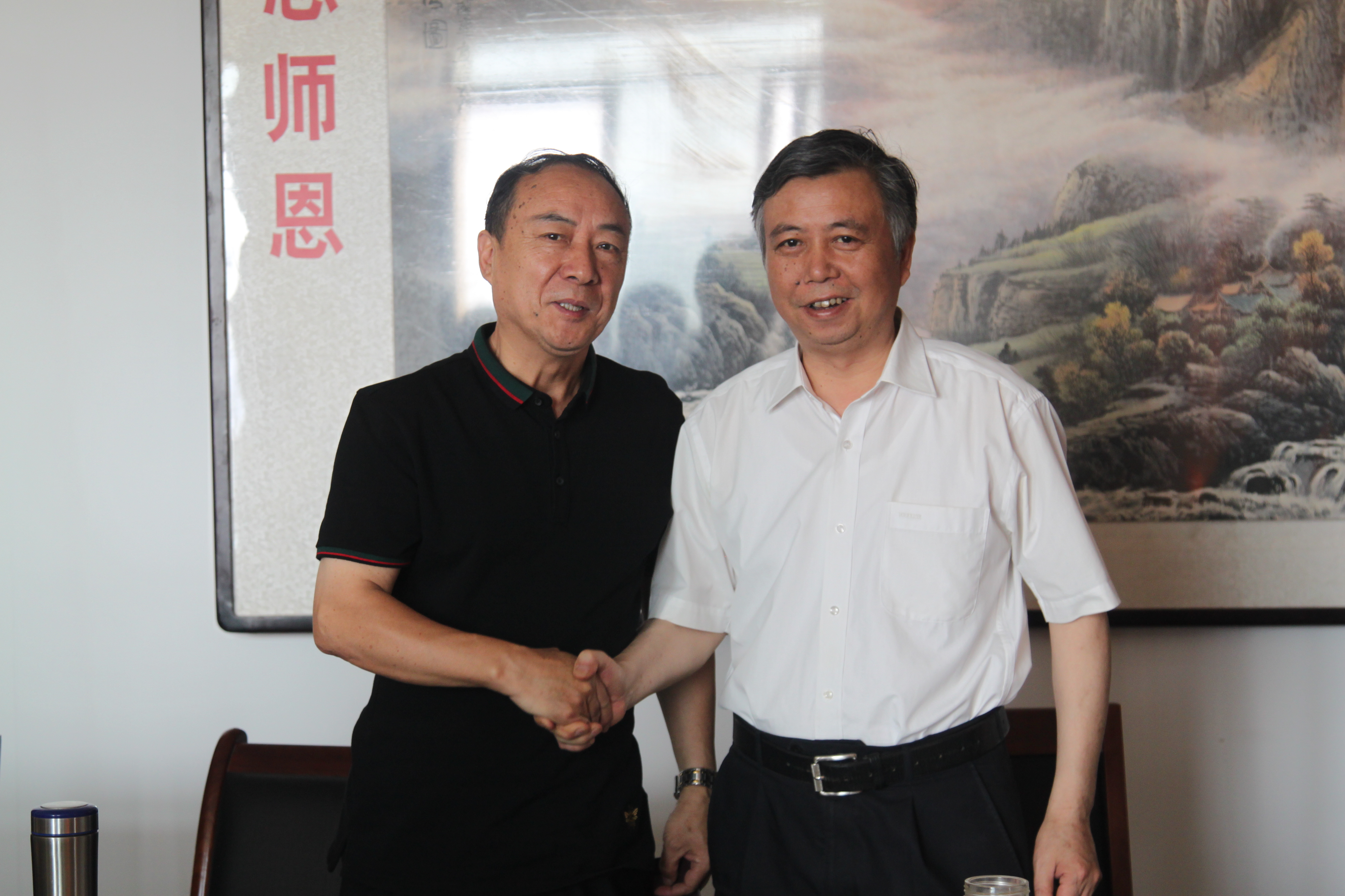 卢董事长与刘书记亲切握手